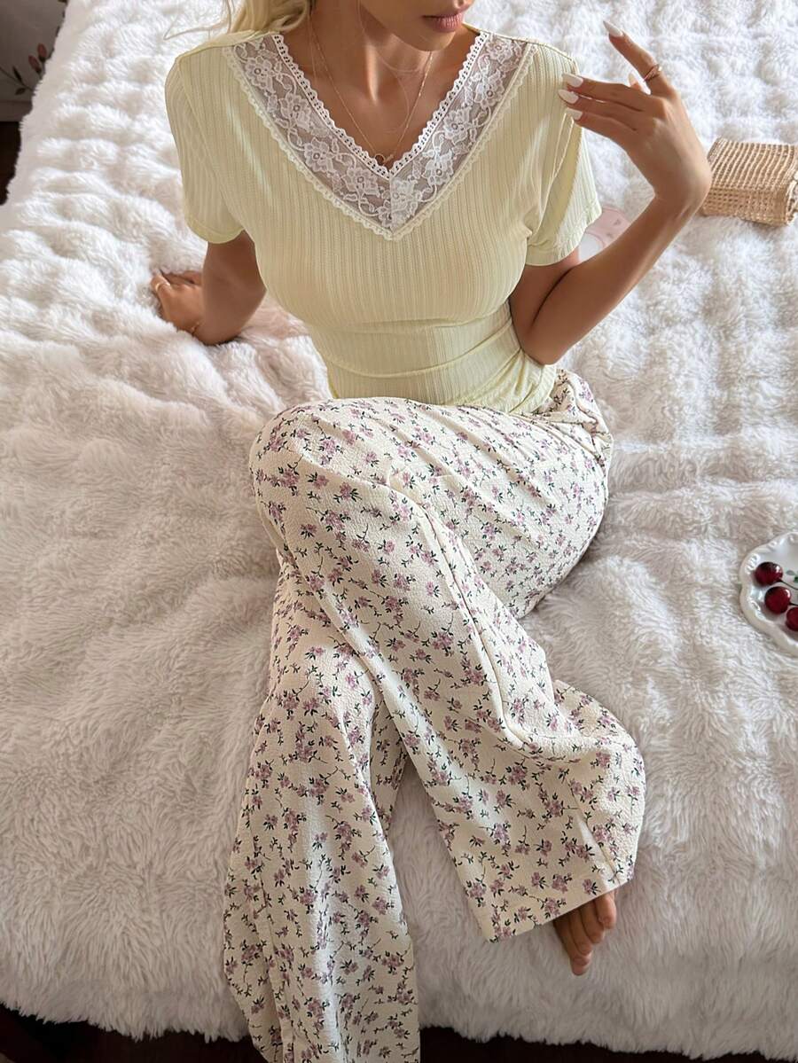 SHEIN CottageSlumber طقم قطعتين بطبعة زهور من توب بأكمام قصيرة وبنطلون