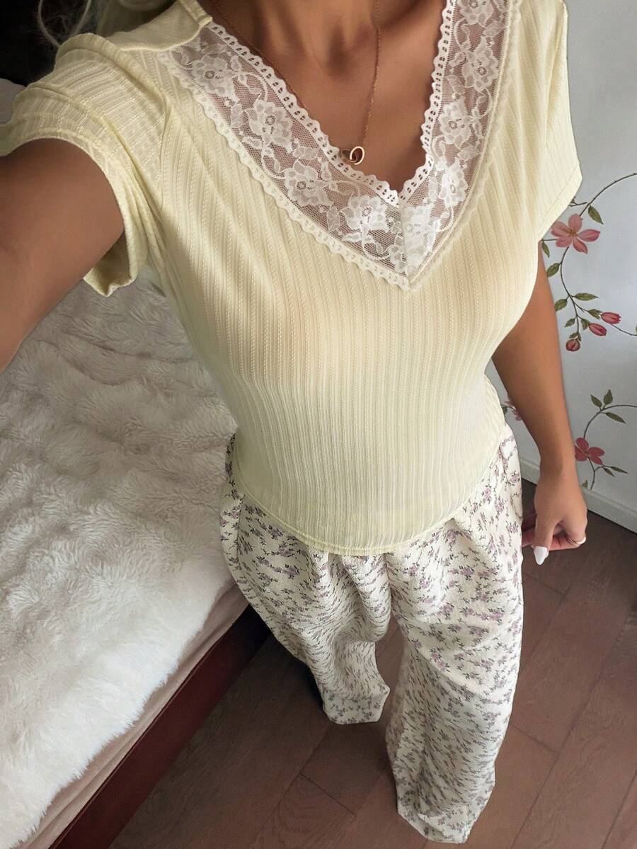 SHEIN CottageSlumber طقم قطعتين بطبعة زهور من توب بأكمام قصيرة وبنطلون