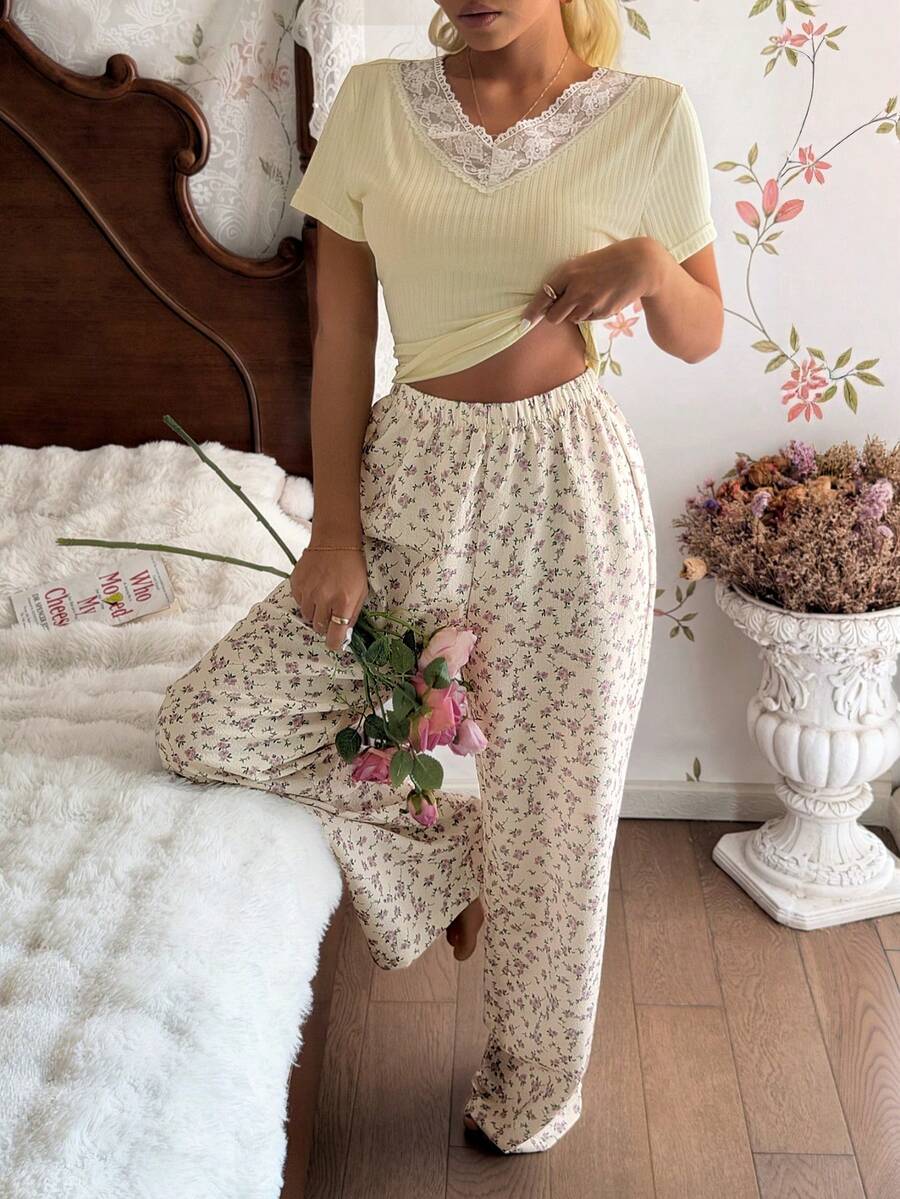 SHEIN CottageSlumber طقم قطعتين بطبعة زهور من توب بأكمام قصيرة وبنطلون