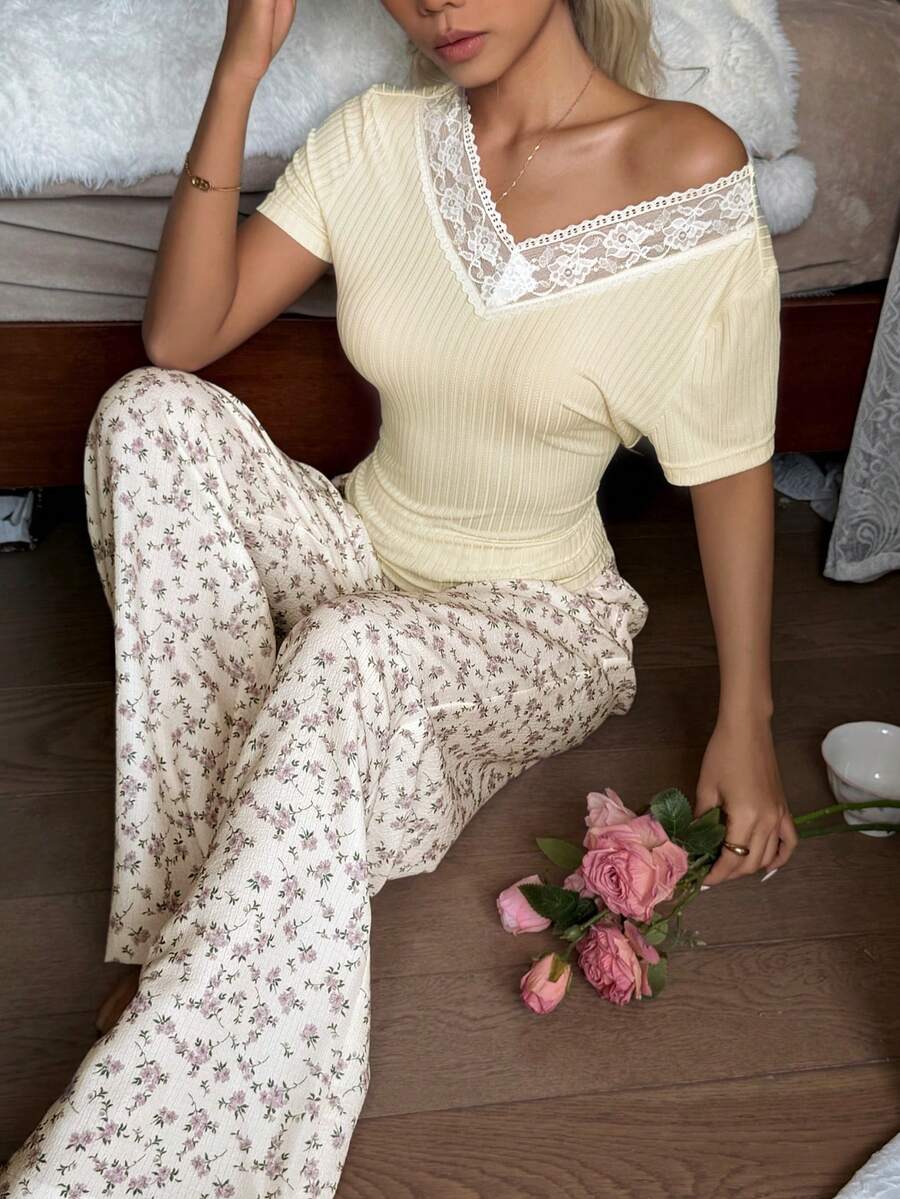 SHEIN CottageSlumber طقم قطعتين بطبعة زهور من توب بأكمام قصيرة وبنطلون