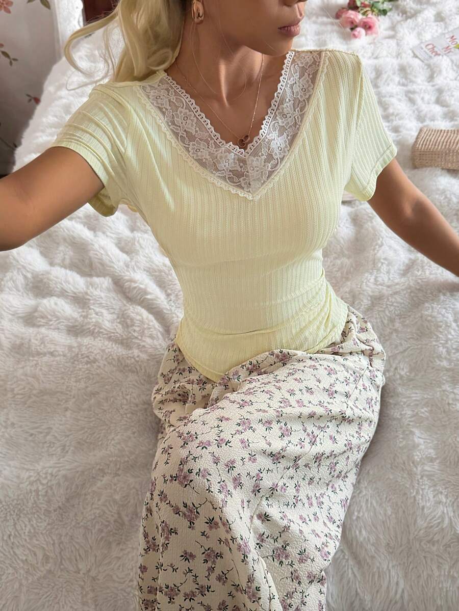 SHEIN CottageSlumber طقم قطعتين بطبعة زهور من توب بأكمام قصيرة وبنطلون