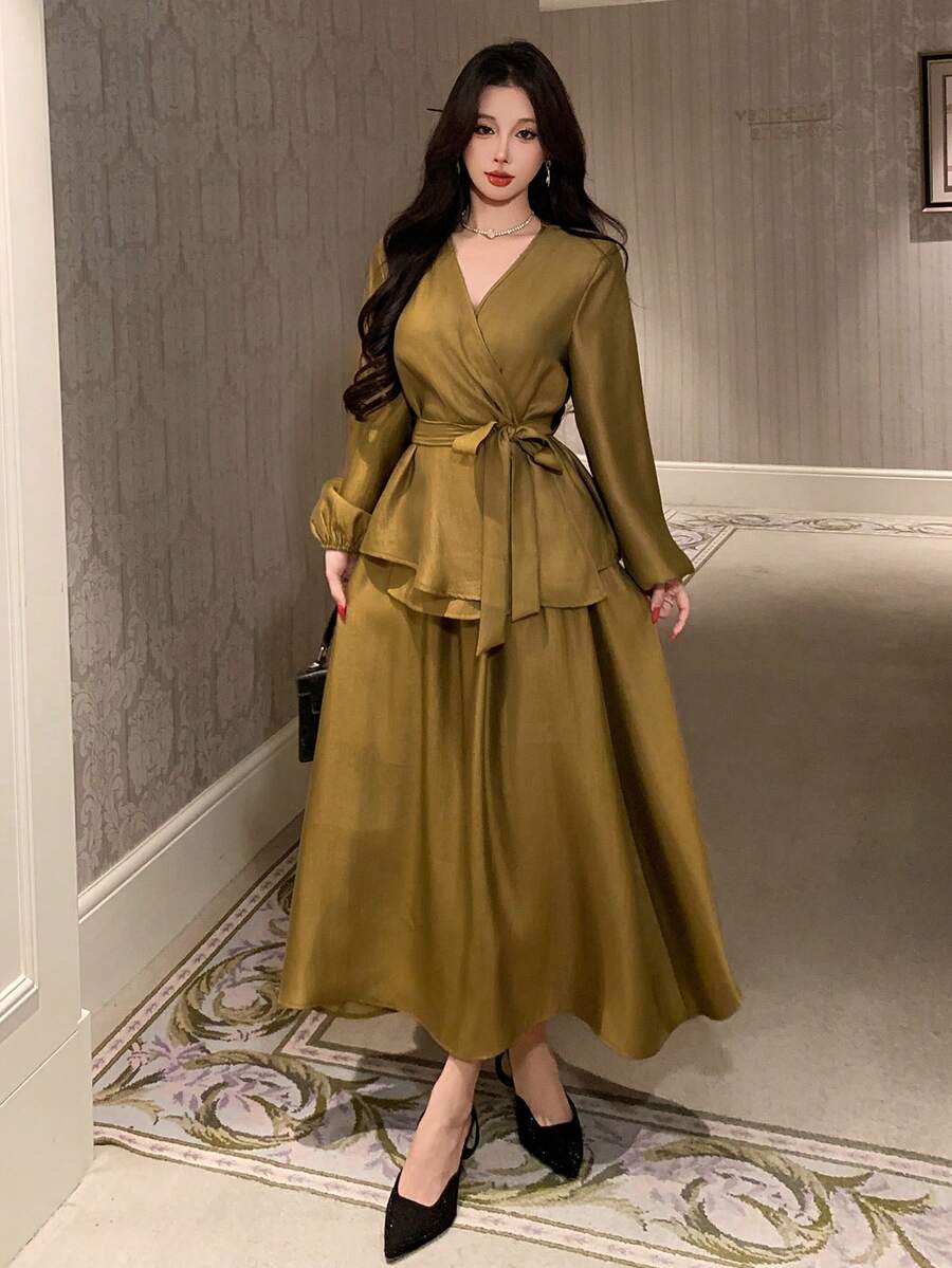 SHEIN DAZY طقم من قطعتين ببلوزة بأكمام طويلة وتنورة بخصر ملتوي