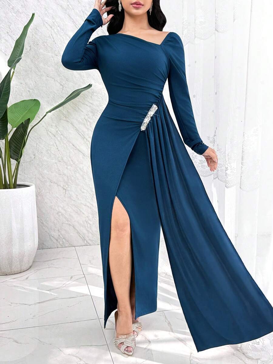 SHEIN Modelyn فستان أزرق محبوك بياقة غير متماثلة وأكمام طويلة