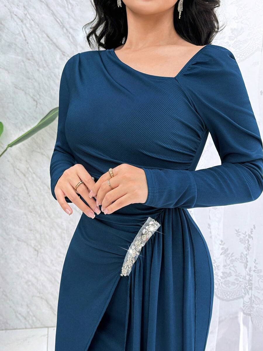 SHEIN Modelyn فستان أزرق محبوك بياقة غير متماثلة وأكمام طويلة