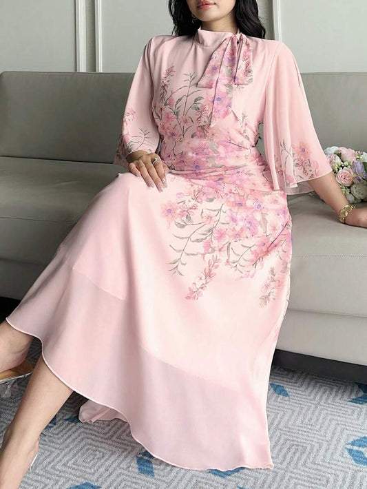 SHEIN DAZY Plus فستان وردي للمقاسات الكبيرة بطبعة زهور مع ربطة عنق