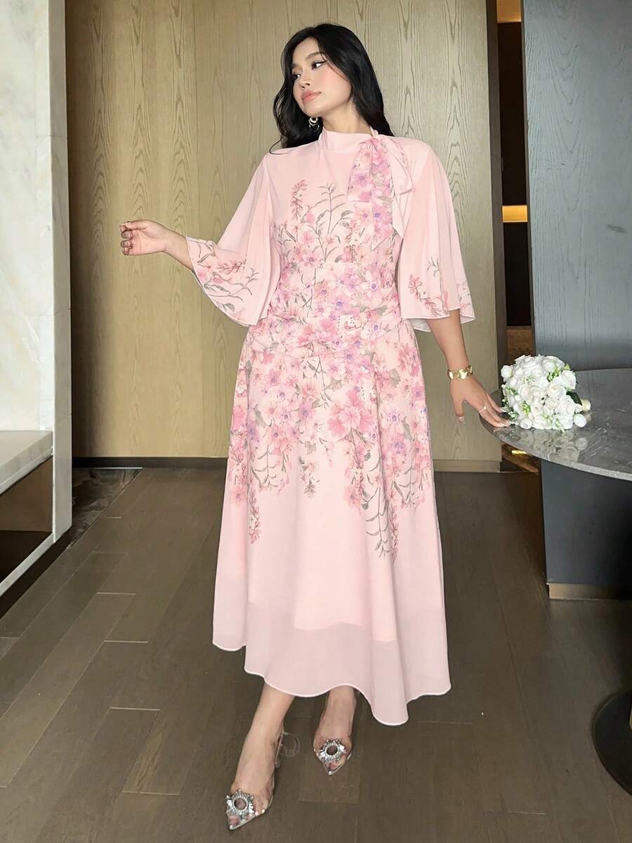 SHEIN DAZY Plus فستان وردي للمقاسات الكبيرة بطبعة زهور مع ربطة عنق