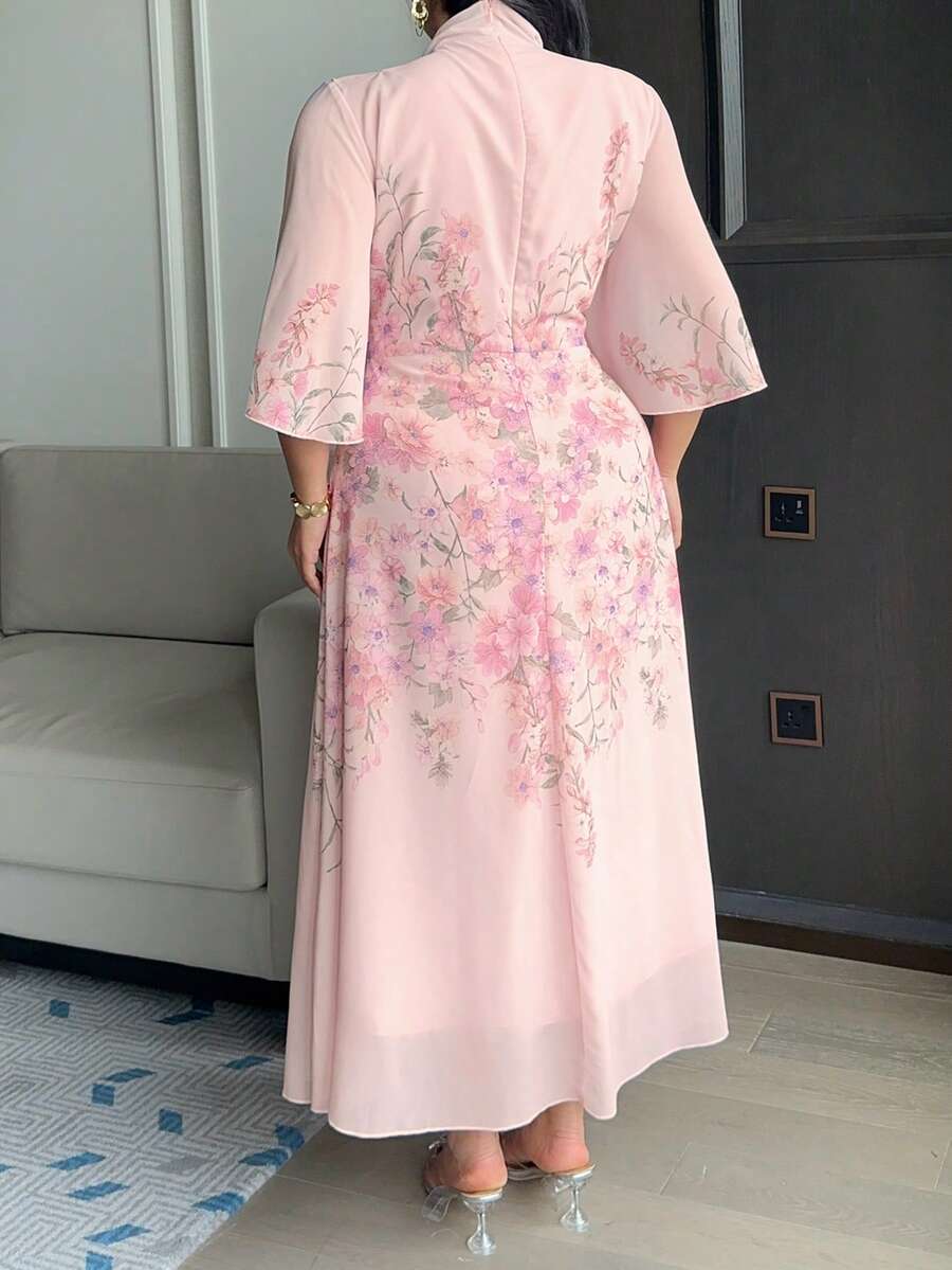 SHEIN DAZY Plus فستان وردي للمقاسات الكبيرة بطبعة زهور مع ربطة عنق