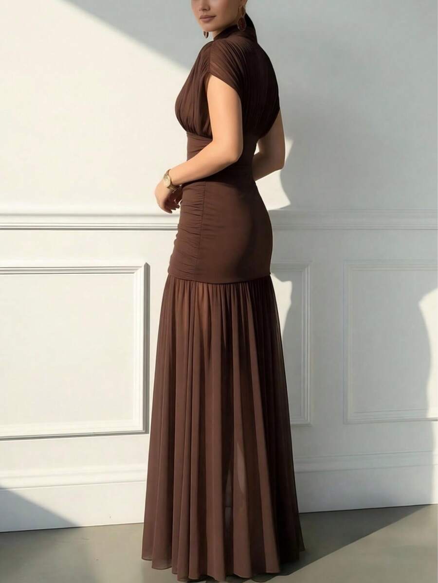SHEIN Conciso فستان بني ماكسي شيفون بطبقتين بدون أكمام