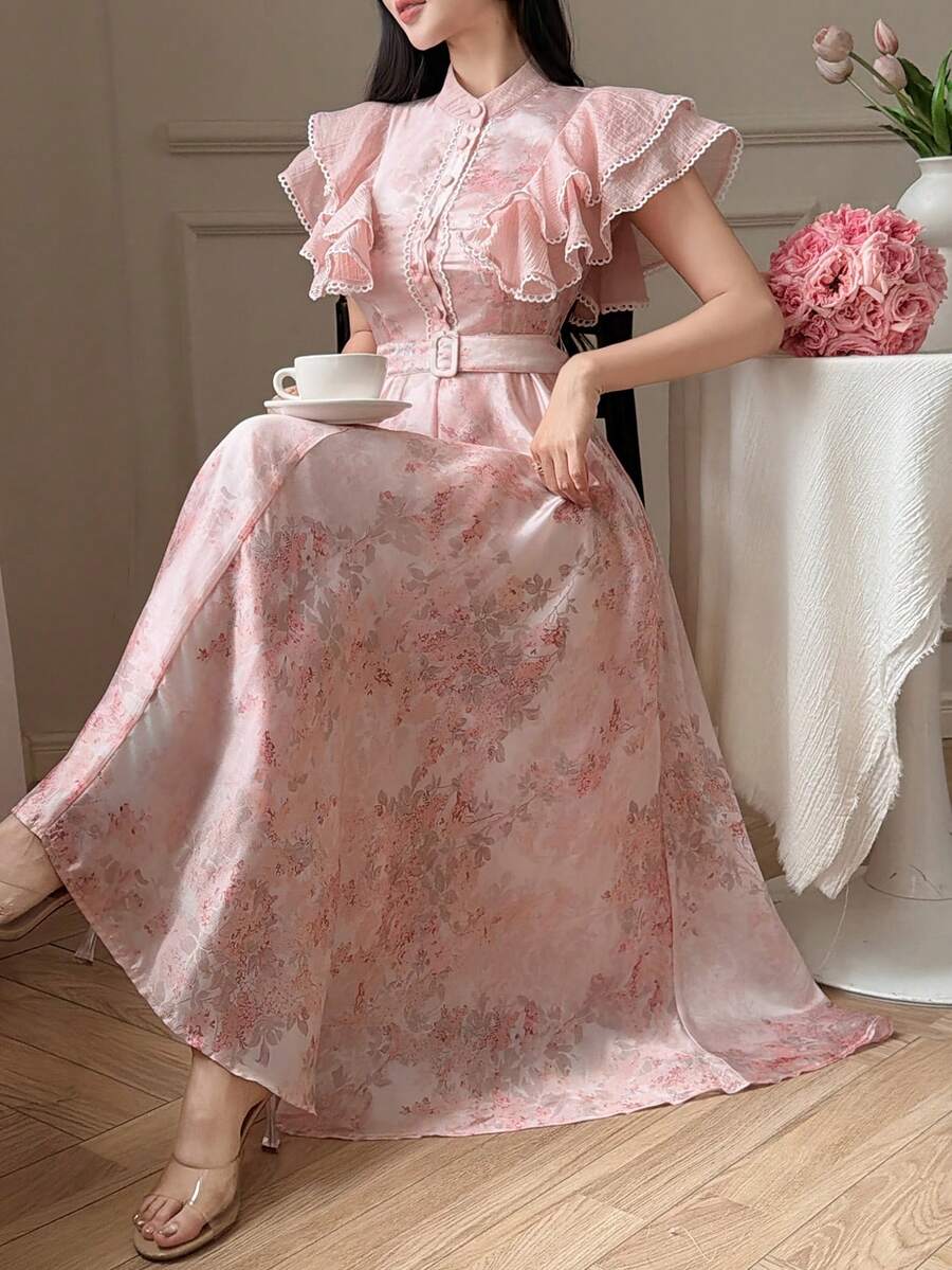 SHEIN فستان بتصميم زهري من الدانتيل وطوق عالي مع حزام وأكمام مكشكشة