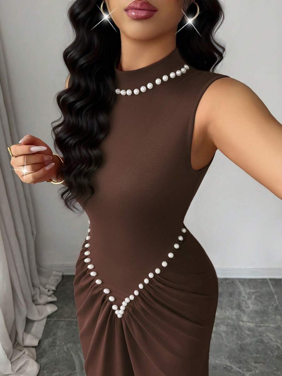 SHEIN Rafferiza فستان بني برقبة عالية بتصميم مطوي مرن مزين باللؤلؤ