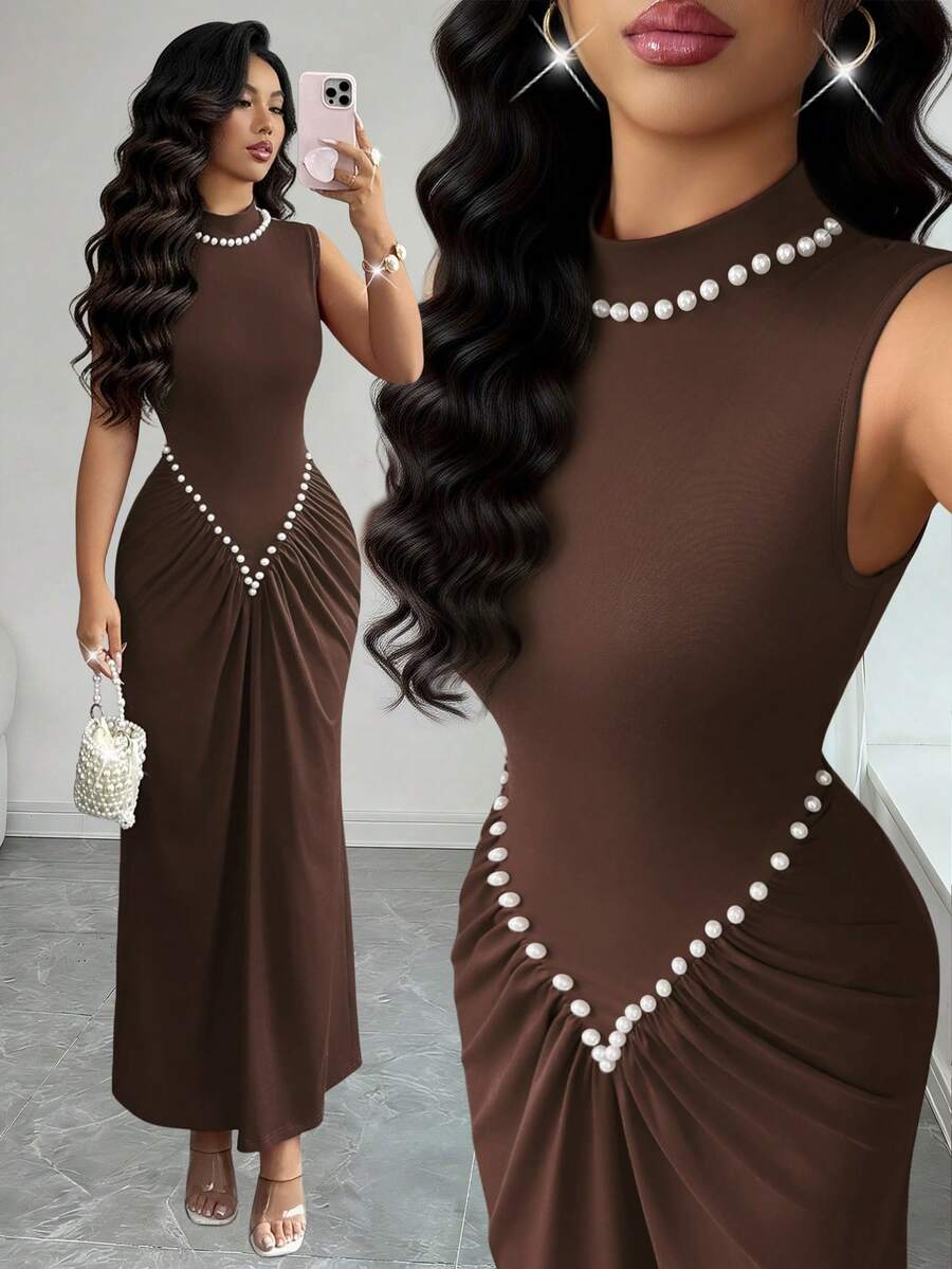 SHEIN Rafferiza فستان بني برقبة عالية بتصميم مطوي مرن مزين باللؤلؤ