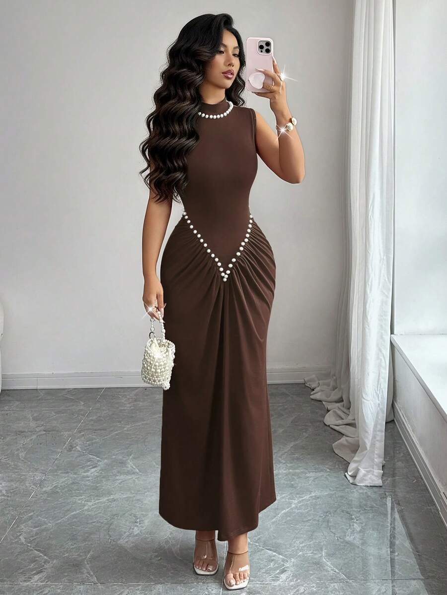 SHEIN Rafferiza فستان بني برقبة عالية بتصميم مطوي مرن مزين باللؤلؤ