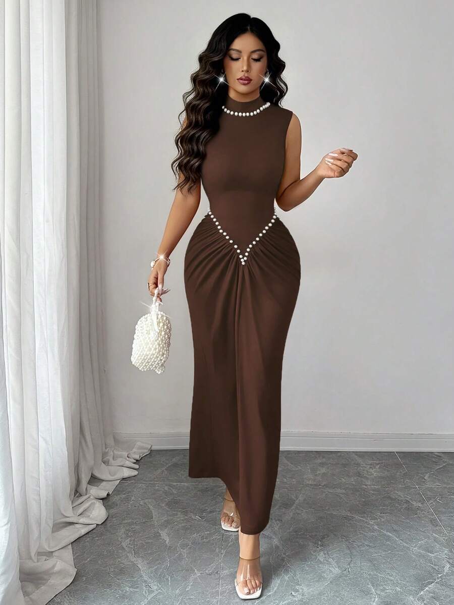 SHEIN Rafferiza فستان بني برقبة عالية بتصميم مطوي مرن مزين باللؤلؤ