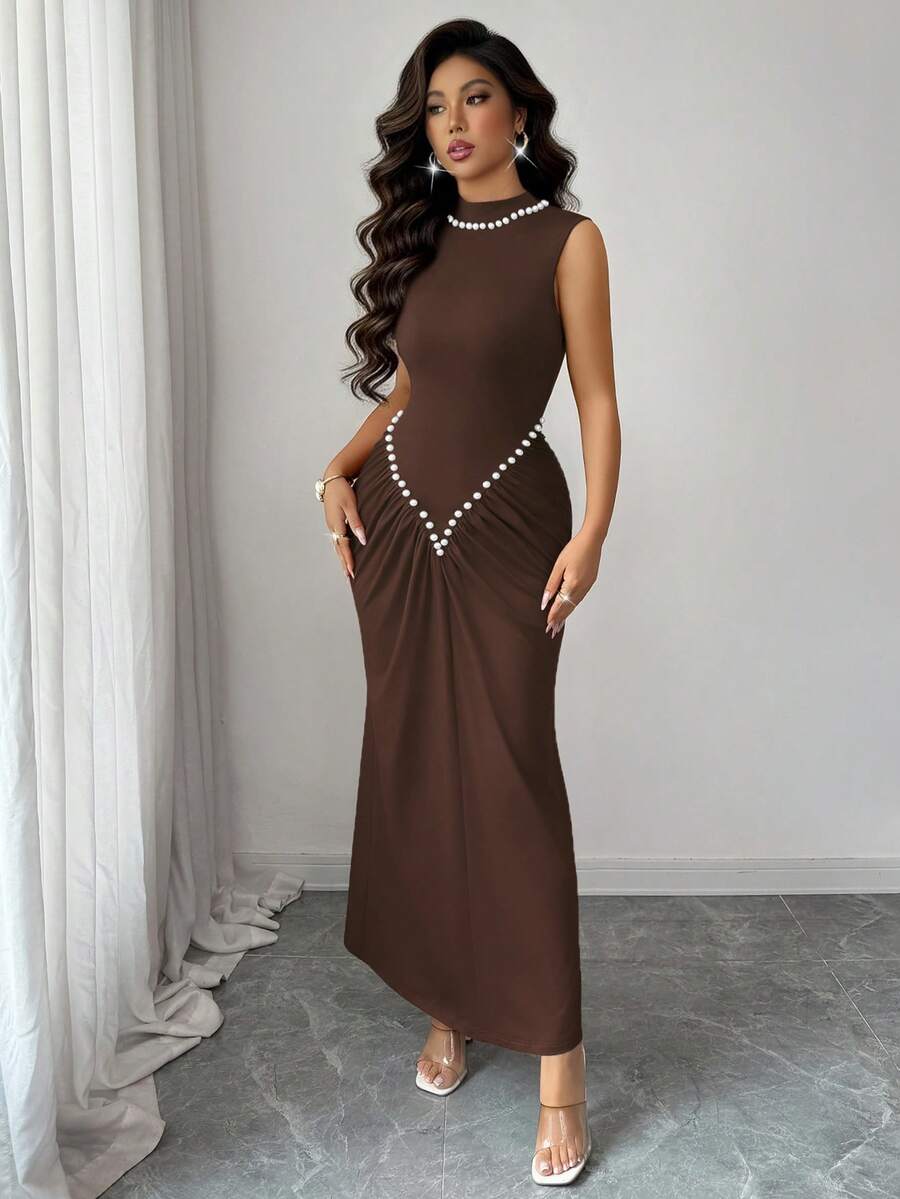 SHEIN Rafferiza فستان بني برقبة عالية بتصميم مطوي مرن مزين باللؤلؤ