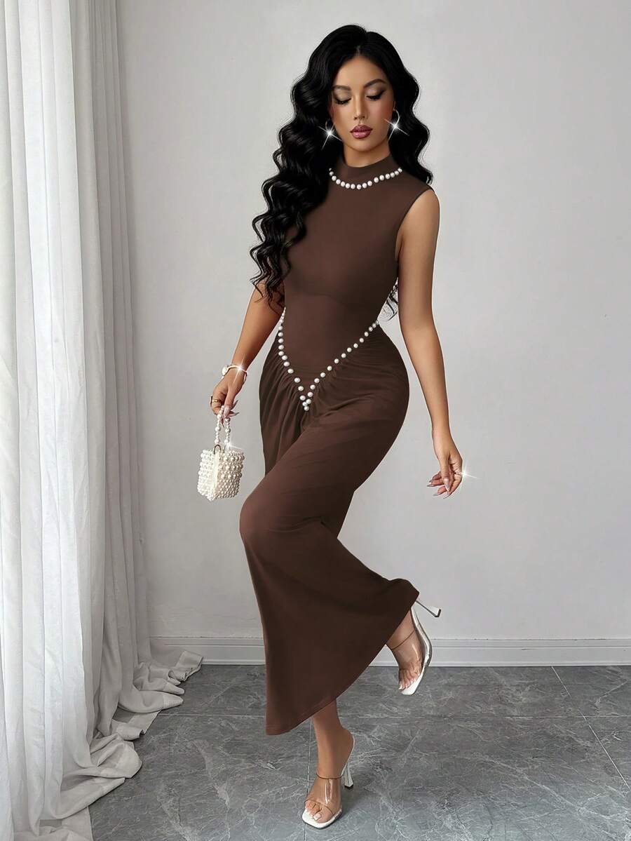 SHEIN Rafferiza فستان بني برقبة عالية بتصميم مطوي مرن مزين باللؤلؤ