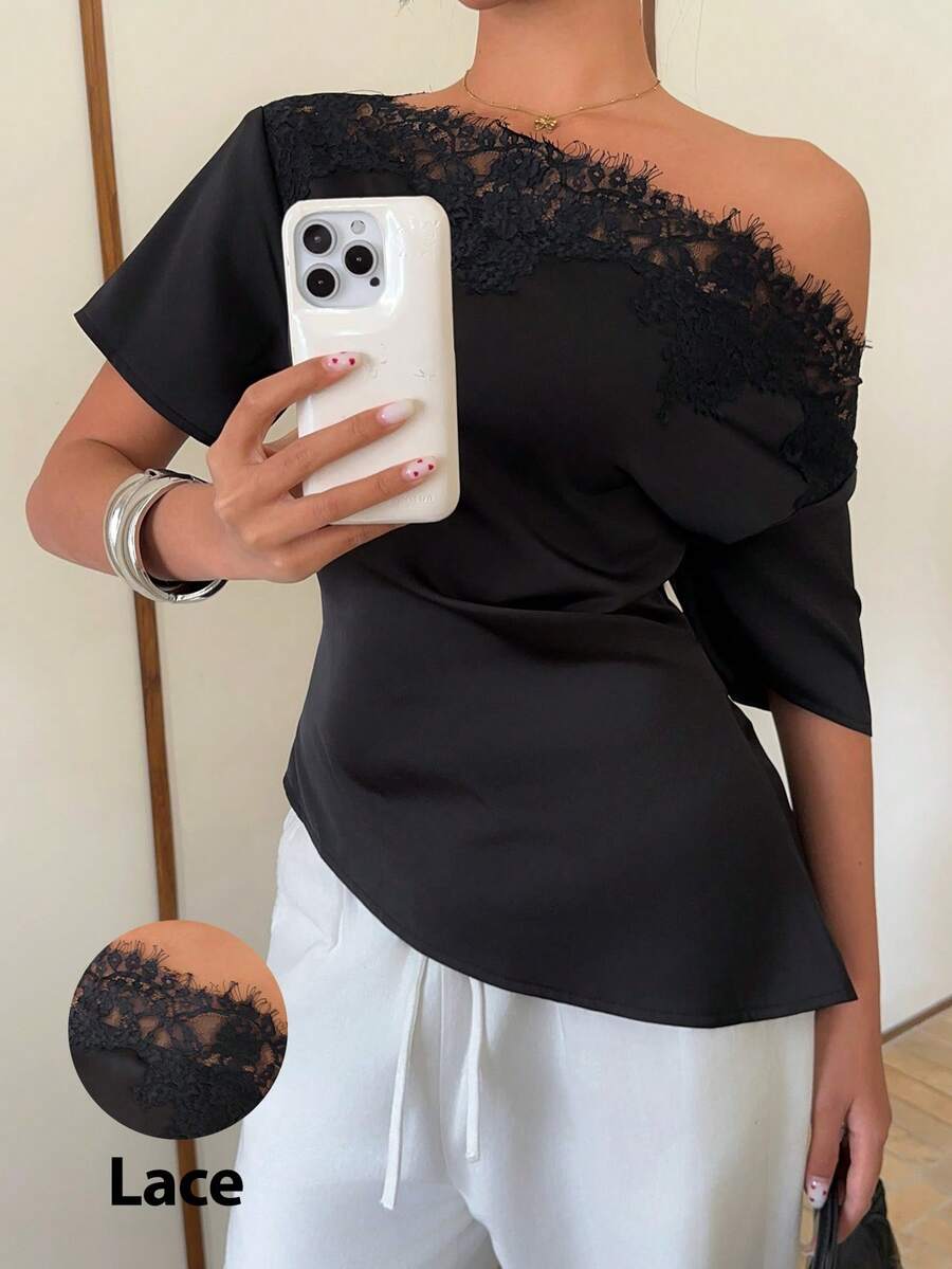 SHEIN Siren Gaze بلوزة ساتان سوداء بكتف غير متماثل وحافة من الدانتيل