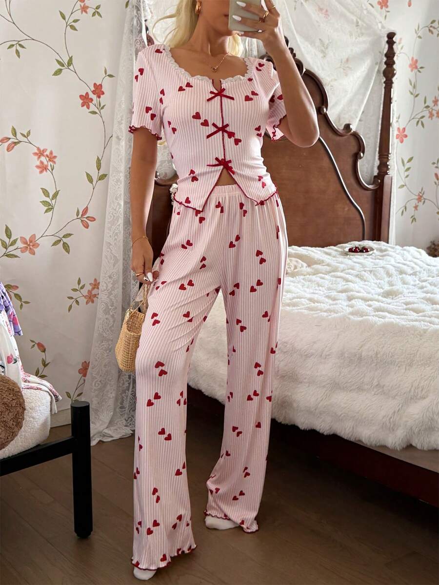 SHEIN طقم بيجامة قطعتين بنقشة قلب مخطط بملمس محبوك