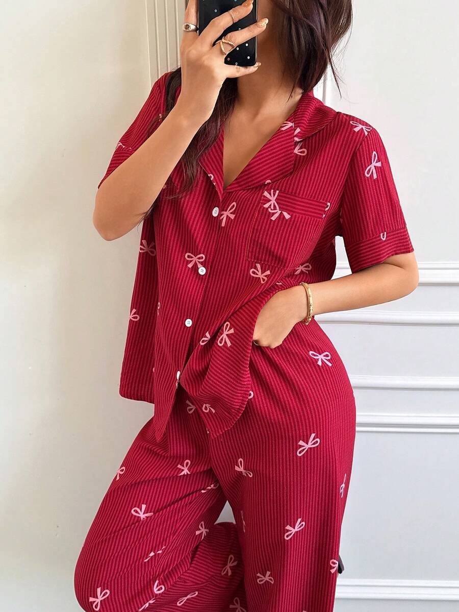 SHEIN طقم بيجامة قصير الأكمام بطبعة فيونكة مخططة