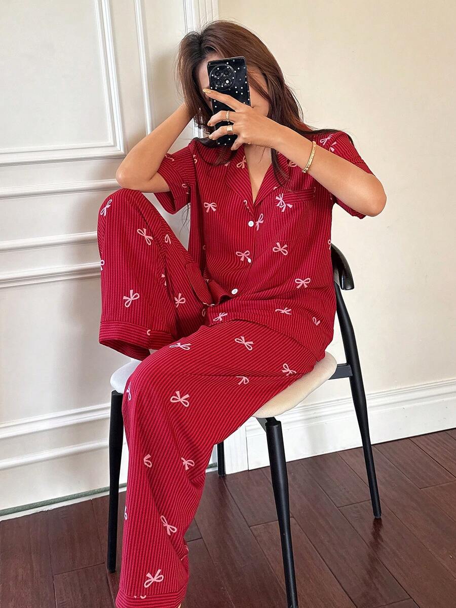SHEIN طقم بيجامة قصير الأكمام بطبعة فيونكة مخططة