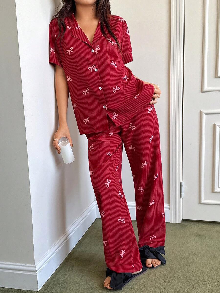 SHEIN طقم بيجامة قصير الأكمام بطبعة فيونكة مخططة