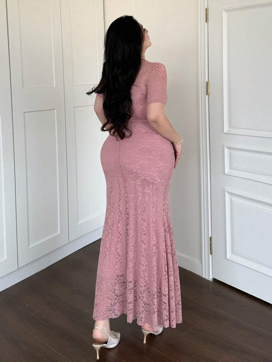 SHEIN Vibekara فستان وردي للمقاسات الكبيرة مزين بكشكشة مزين بالدانتيل