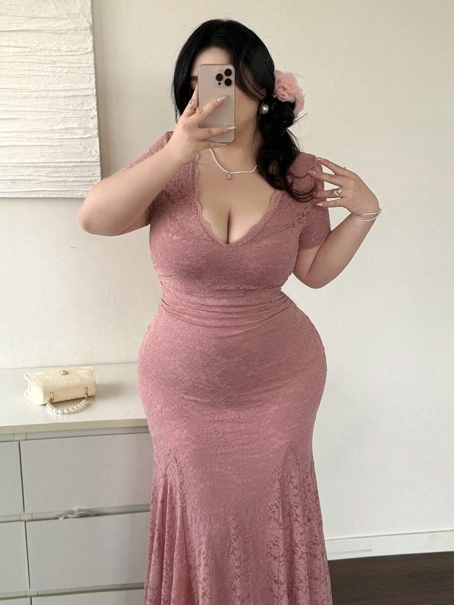 SHEIN Vibekara فستان وردي للمقاسات الكبيرة مزين بكشكشة مزين بالدانتيل