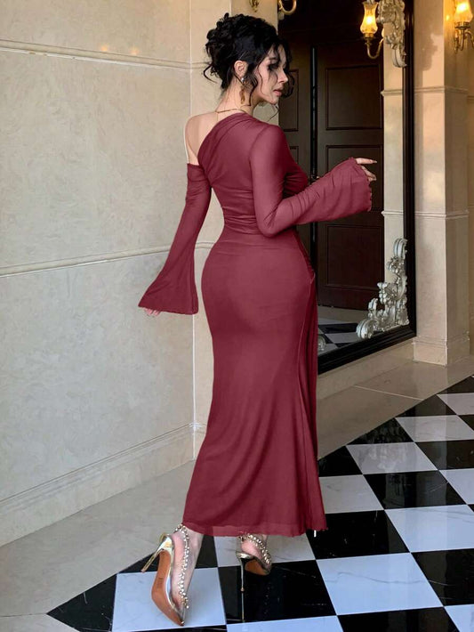 SHEIN DAZY فستان بلون عنابي مزين بفراشة معدنية وحافة ذيل سمكة