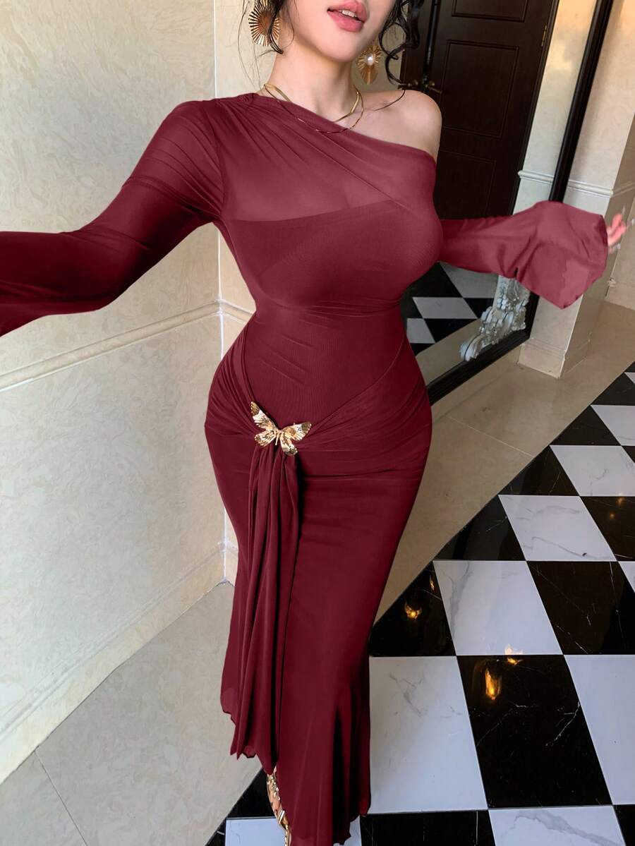 SHEIN DAZY فستان بلون عنابي مزين بفراشة معدنية وحافة ذيل سمكة