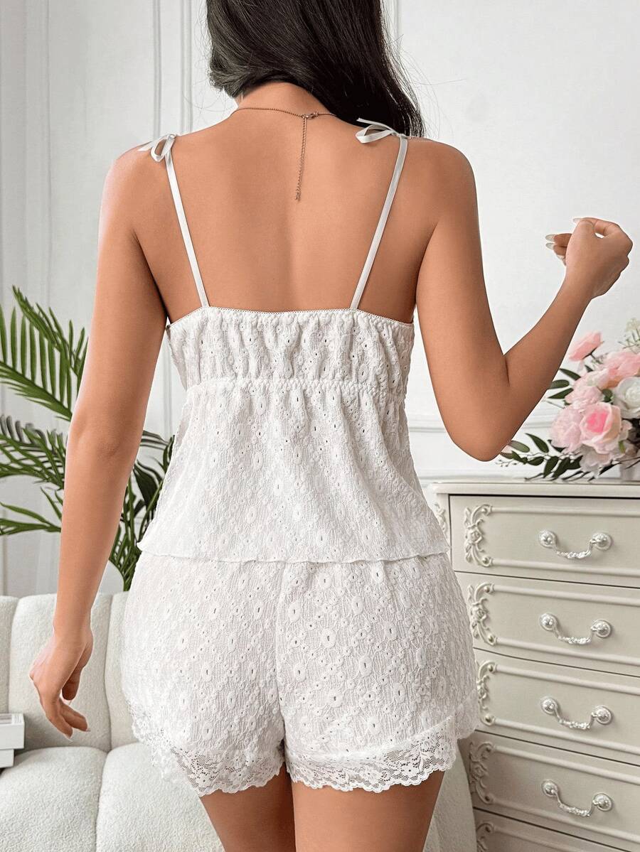 SHEIN طقم بيجامة من الدانتيل الأبيض من كامي بحمالات رفيعة مع شورت