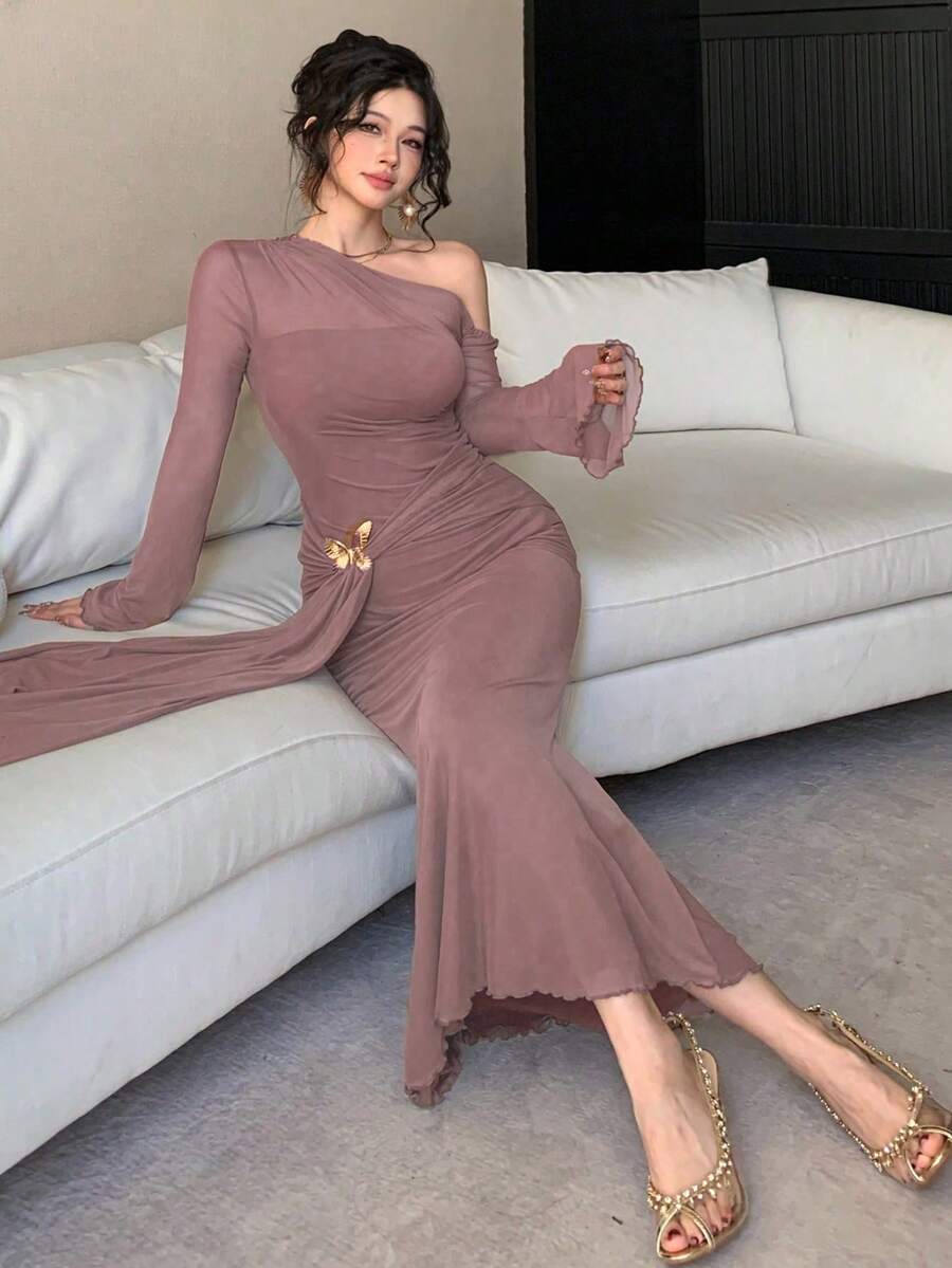 SHEIN DAZY فستان مطوي بلون وردي بزخرفة فراشة