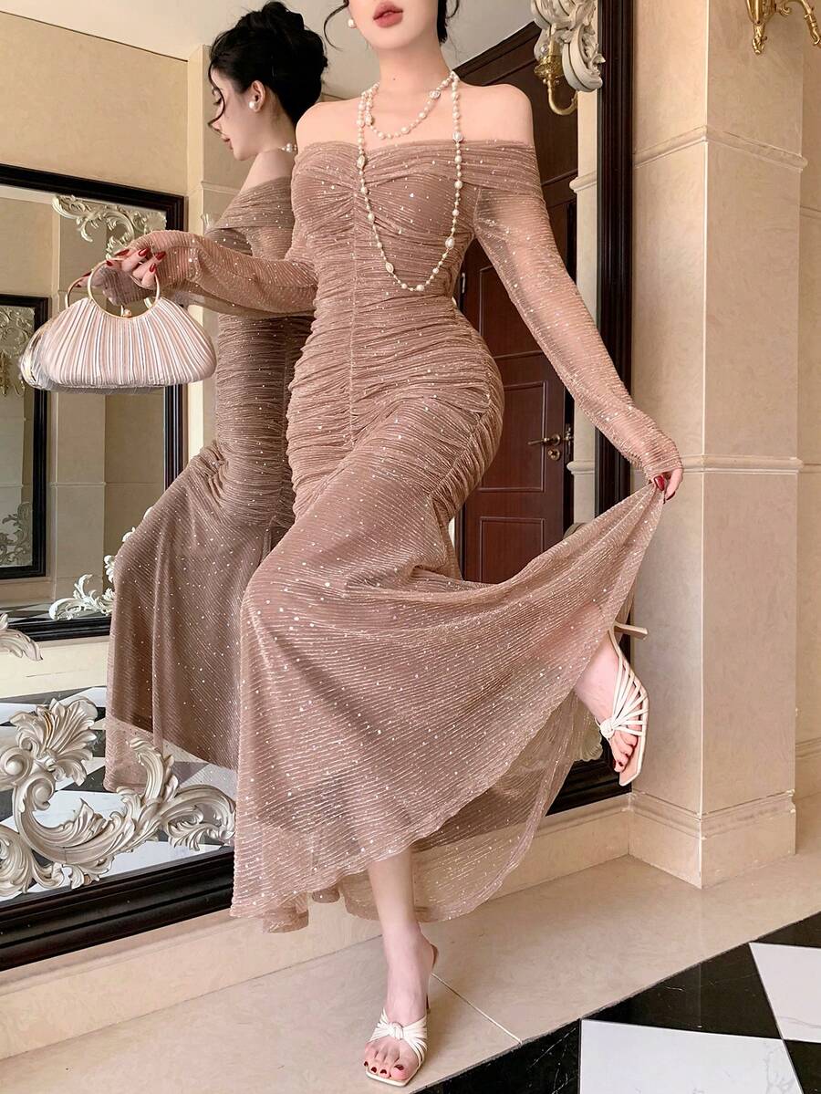 SHEIN DAZY فستان سادة بكتف مكشوف وتجاعيد بلون بني فاتح