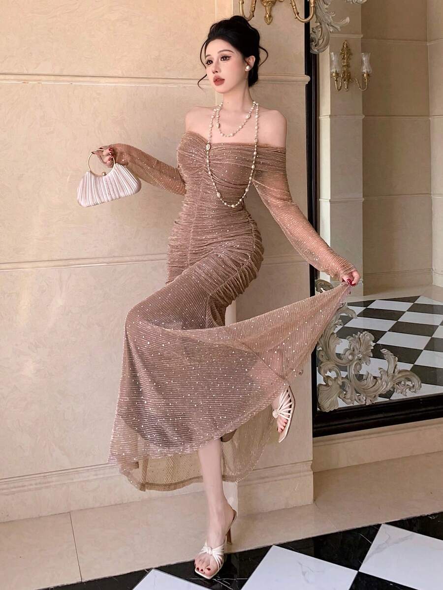 SHEIN DAZY فستان سادة بكتف مكشوف وتجاعيد بلون بني فاتح