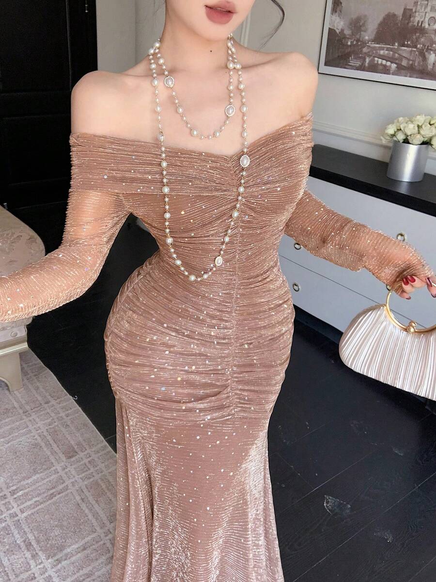 SHEIN DAZY فستان سادة بكتف مكشوف وتجاعيد بلون بني فاتح
