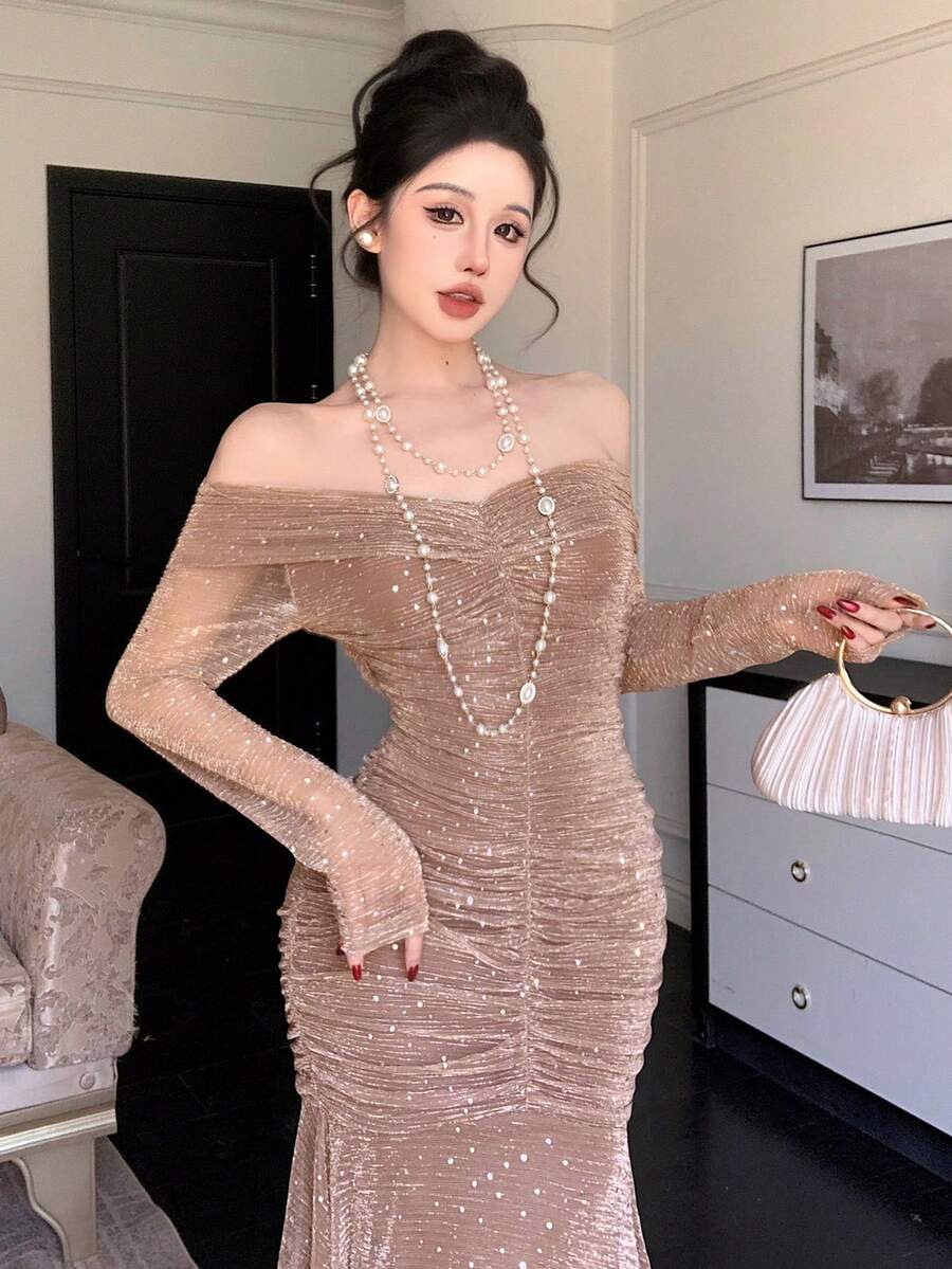 SHEIN DAZY فستان سادة بكتف مكشوف وتجاعيد بلون بني فاتح