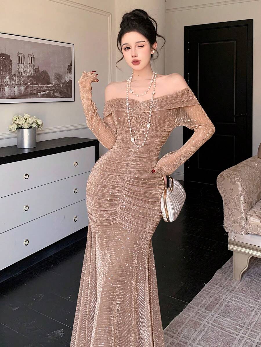 SHEIN DAZY فستان سادة بكتف مكشوف وتجاعيد بلون بني فاتح