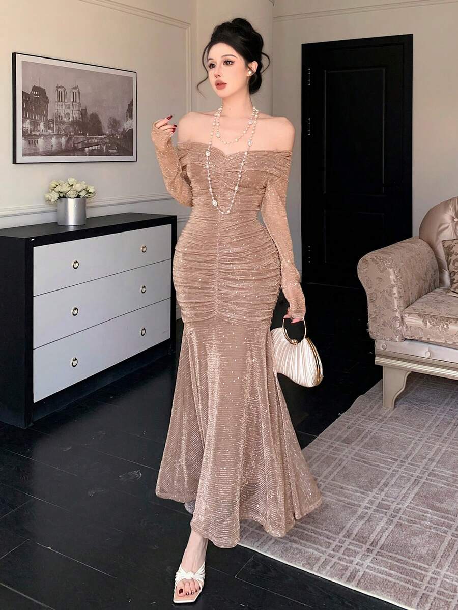 SHEIN DAZY فستان سادة بكتف مكشوف وتجاعيد بلون بني فاتح
