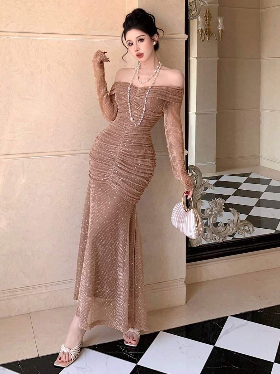 SHEIN DAZY فستان سادة بكتف مكشوف وتجاعيد بلون بني فاتح