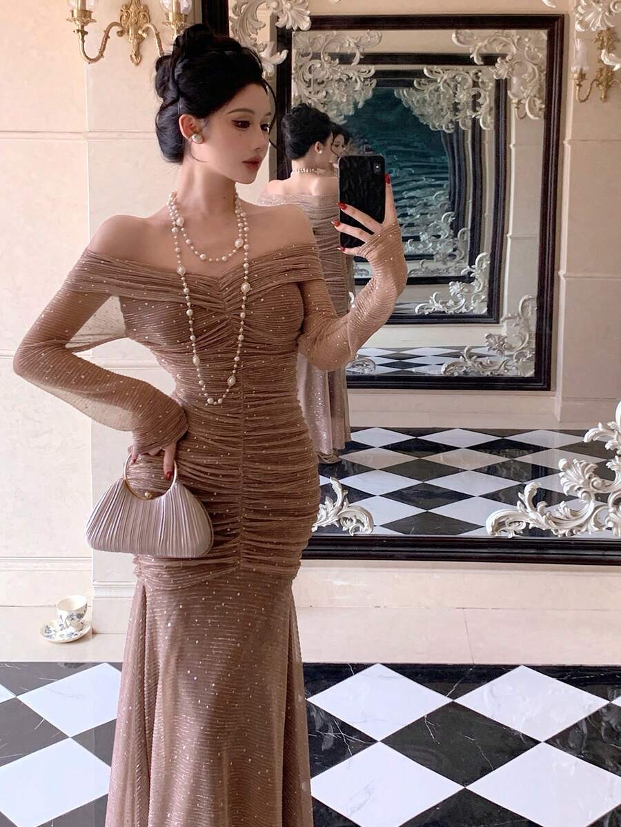 SHEIN DAZY فستان سادة بكتف مكشوف وتجاعيد بلون بني فاتح