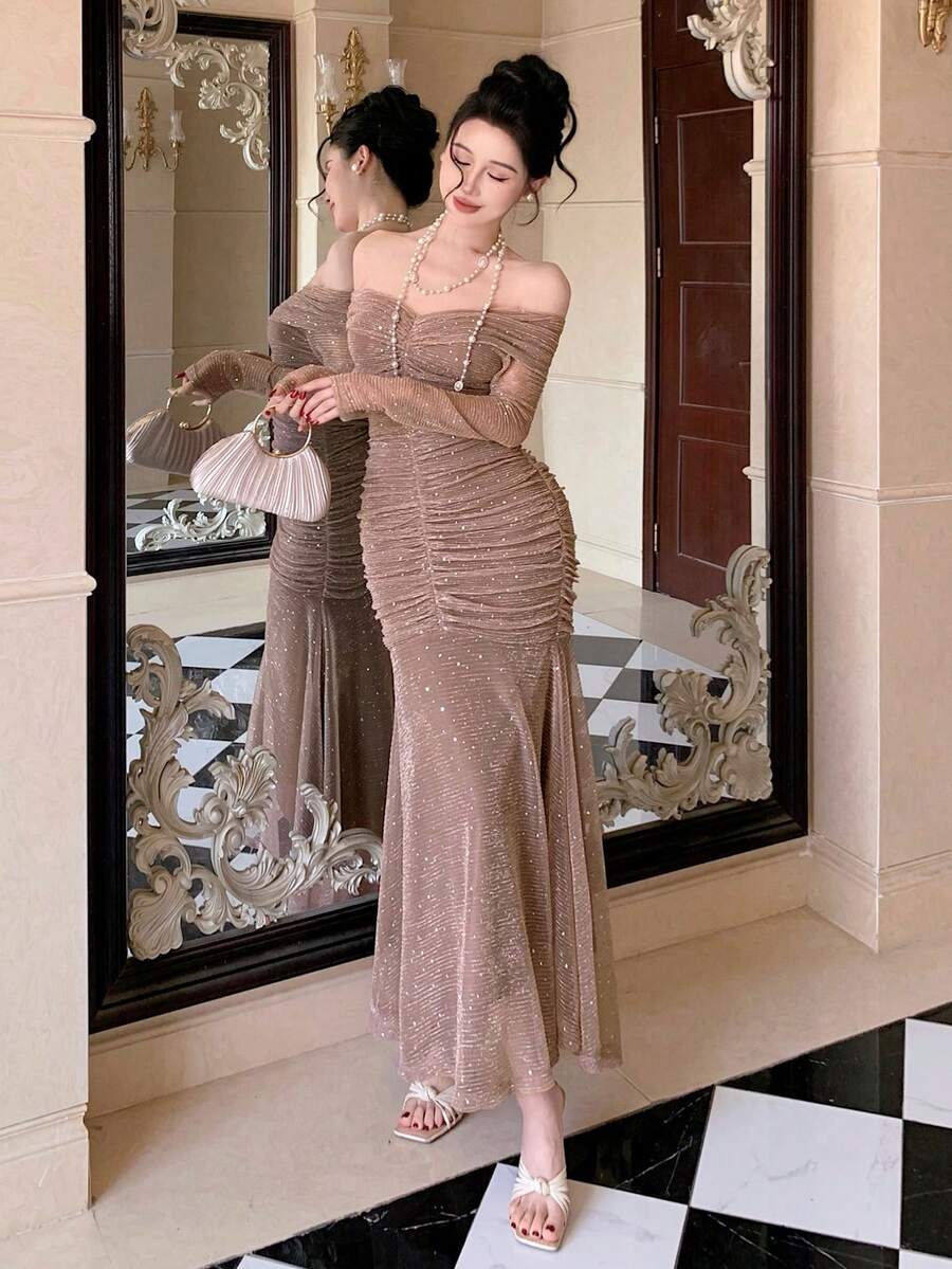 SHEIN DAZY فستان سادة بكتف مكشوف وتجاعيد بلون بني فاتح