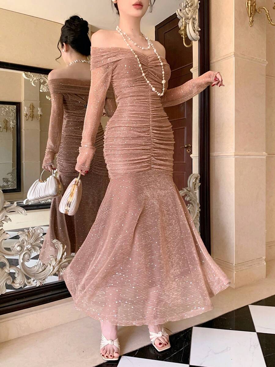 SHEIN DAZY فستان سادة بكتف مكشوف وتجاعيد بلون بني فاتح