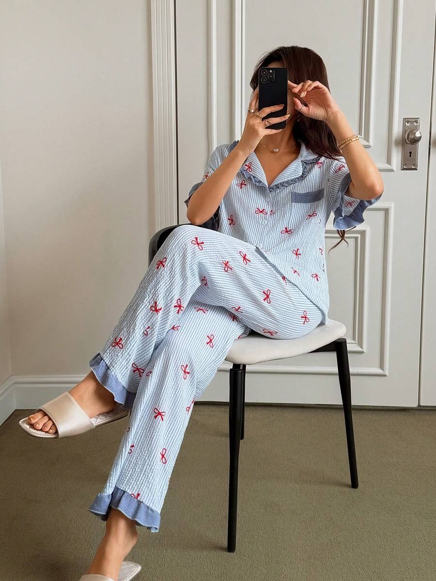 SHEIN بيجامة قصيرة الأكمام بطبعة فيونكة وخطوط زرقاء