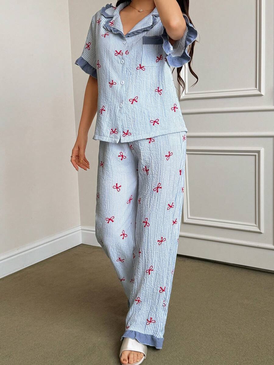 SHEIN بيجامة قصيرة الأكمام بطبعة فيونكة وخطوط زرقاء