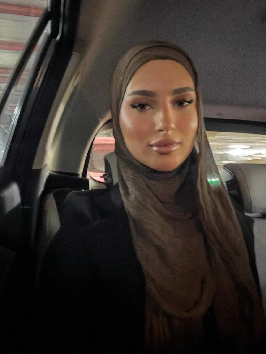 SHEIN حجاب نسائي خفيف ومجعد بلون قهوة بني