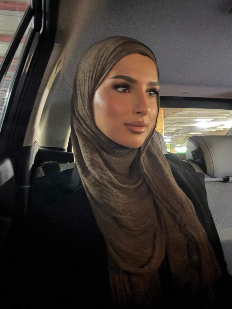 SHEIN حجاب نسائي خفيف ومجعد بلون قهوة بني
