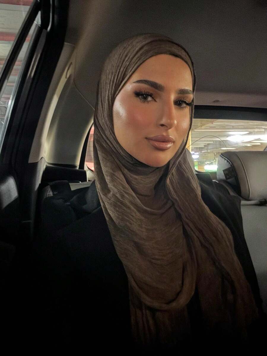 SHEIN حجاب نسائي خفيف ومجعد بلون قهوة بني