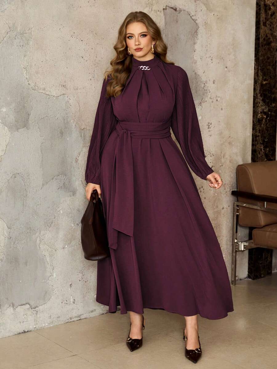 SHEIN Roveilla فستان بلون أحمر بنفسجي للمقاسات الكبيرة بياقة واقفة وربطة خصر