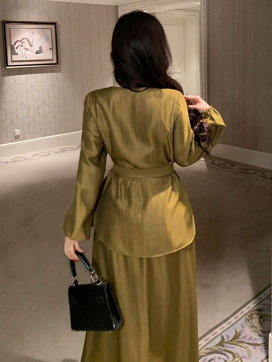 SHEIN DAZY V طقم قطعتين بلوزة بحزام وتنورة بياقة