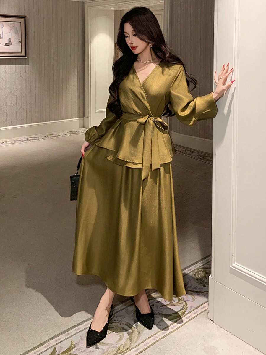SHEIN DAZY V طقم قطعتين بلوزة بحزام وتنورة بياقة