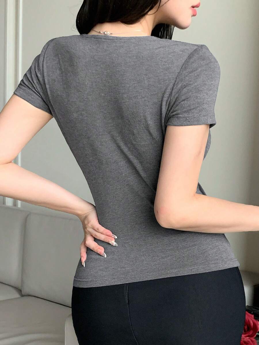 SHEIN DAZY تي شيرت رمادي بطيات وأكمام قصيرة
