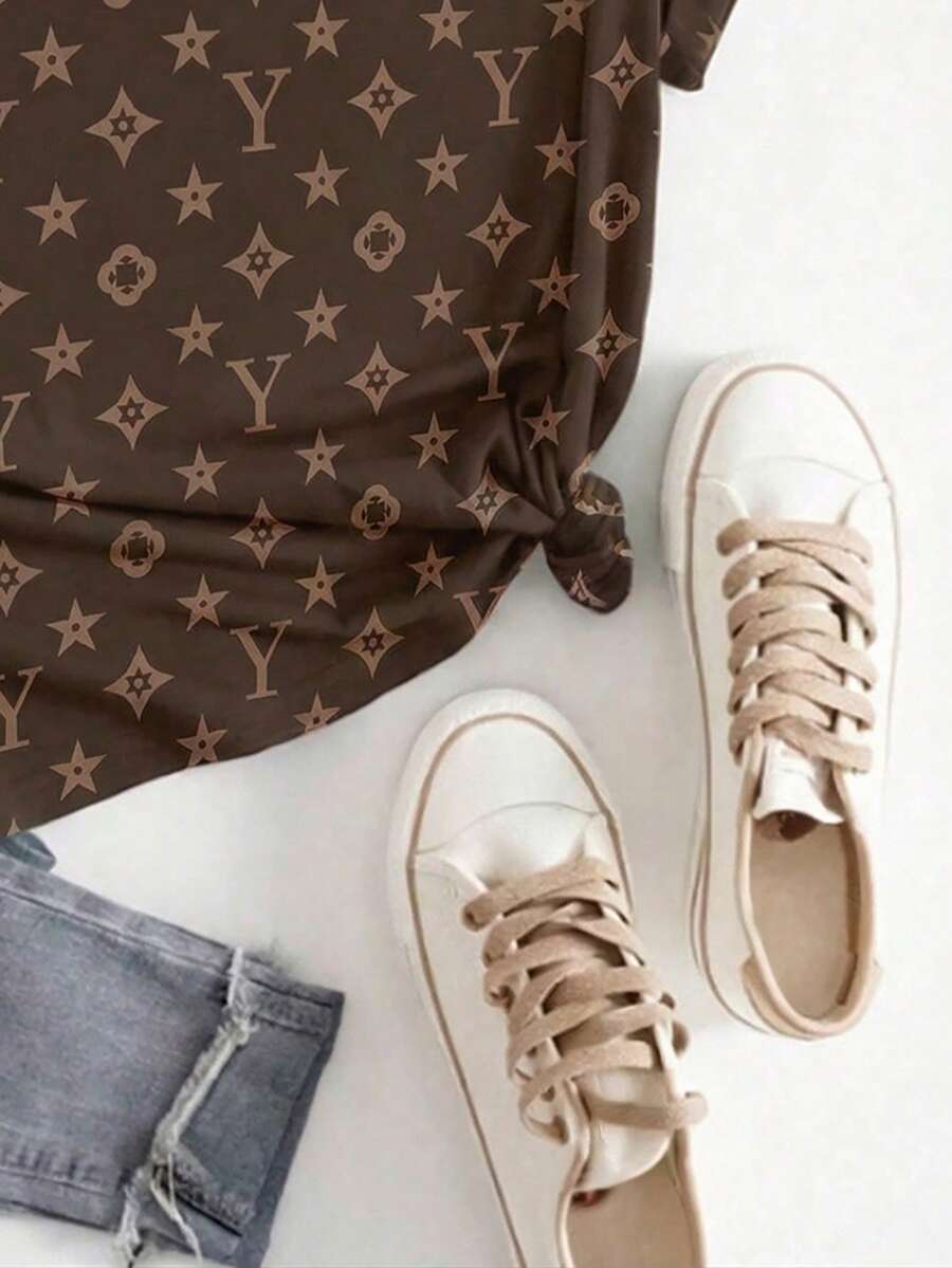 SHEIN تي شيرت نسائي بياقة دائرية بطبعة أشكال متعددة